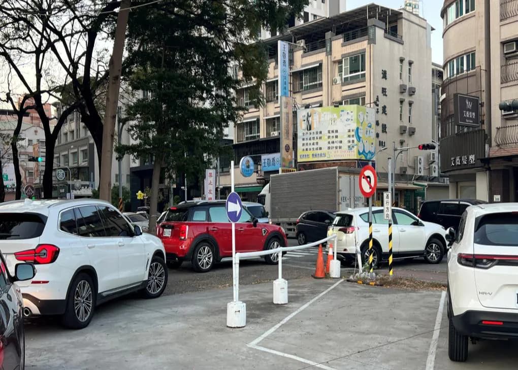 孟子/文奇路口｜自由市場停車場